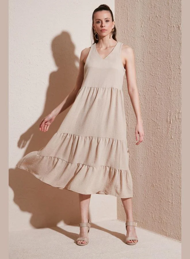 ليلا فستان ميدي نسائي بياقة على شكل حرف  وتفاصيل مكشكشة من ليلا