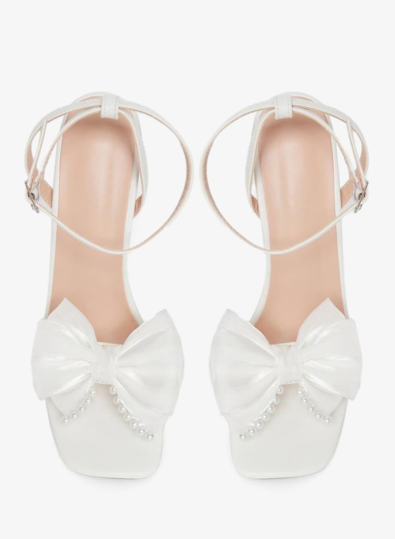 تايك تو صندل بكعب ستيليتو مزين بفيونكة ولؤلؤ - Image 5