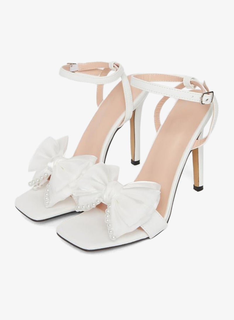 تايك تو صندل بكعب ستيليتو مزين بفيونكة ولؤلؤ - Image 2
