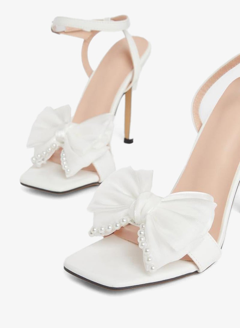 تايك تو صندل بكعب ستيليتو مزين بفيونكة ولؤلؤ - Image 3