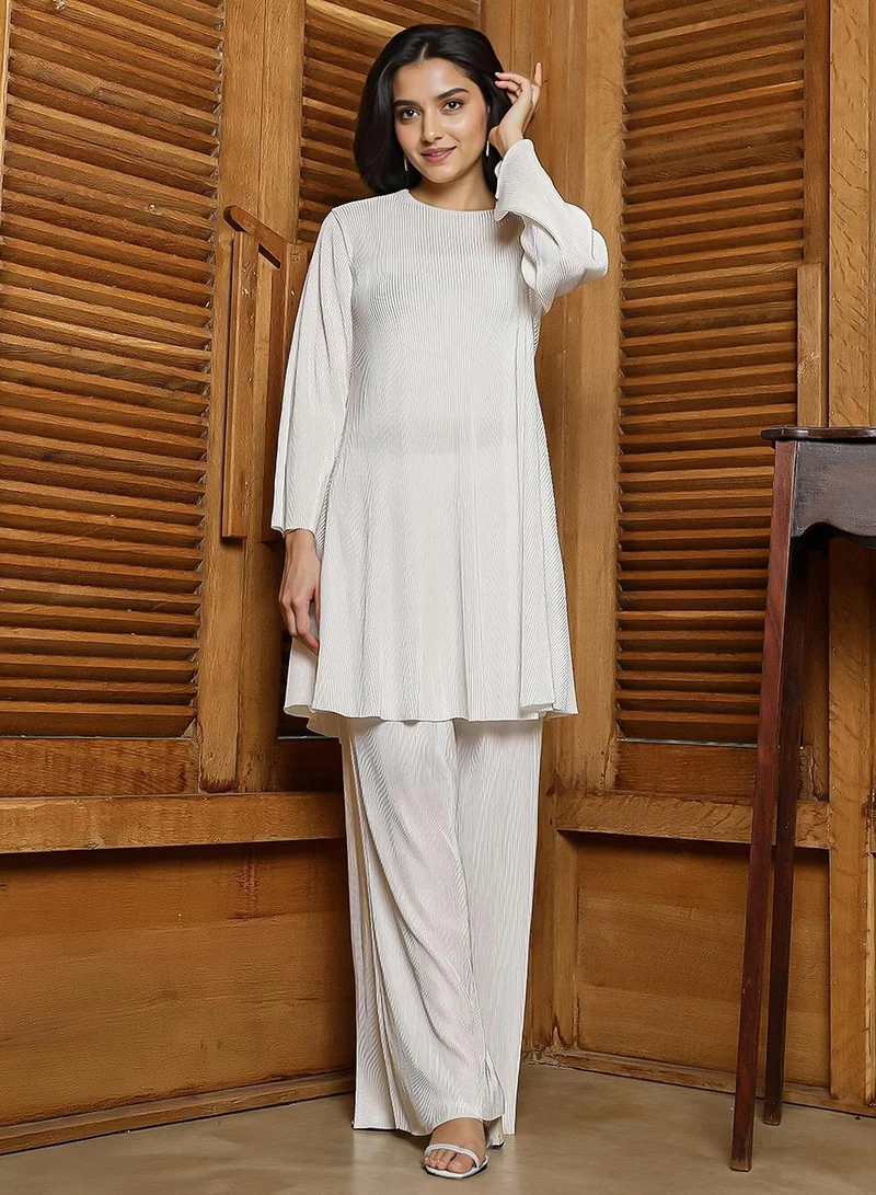  قصة Women's Daisy White Accordian Kurta Set