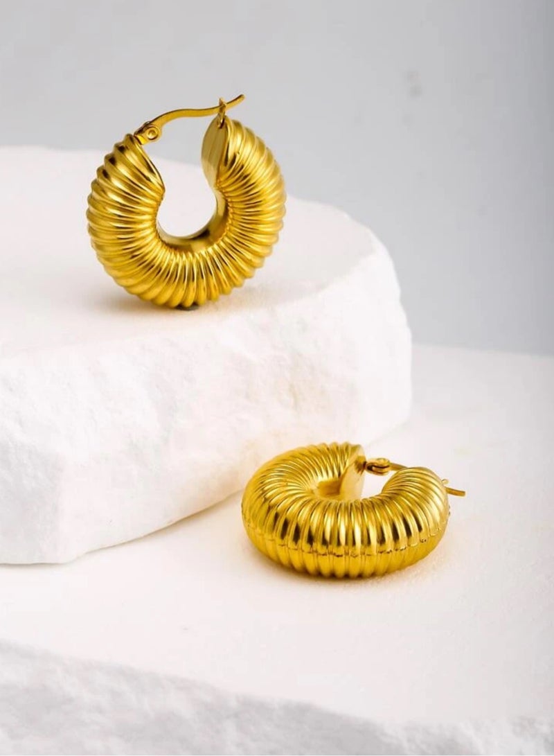 إيكوال حلق اذن نسائي دائري من الاستانلس ستيل أنيق وعالي الجودة باللون الذهبي - Image 1