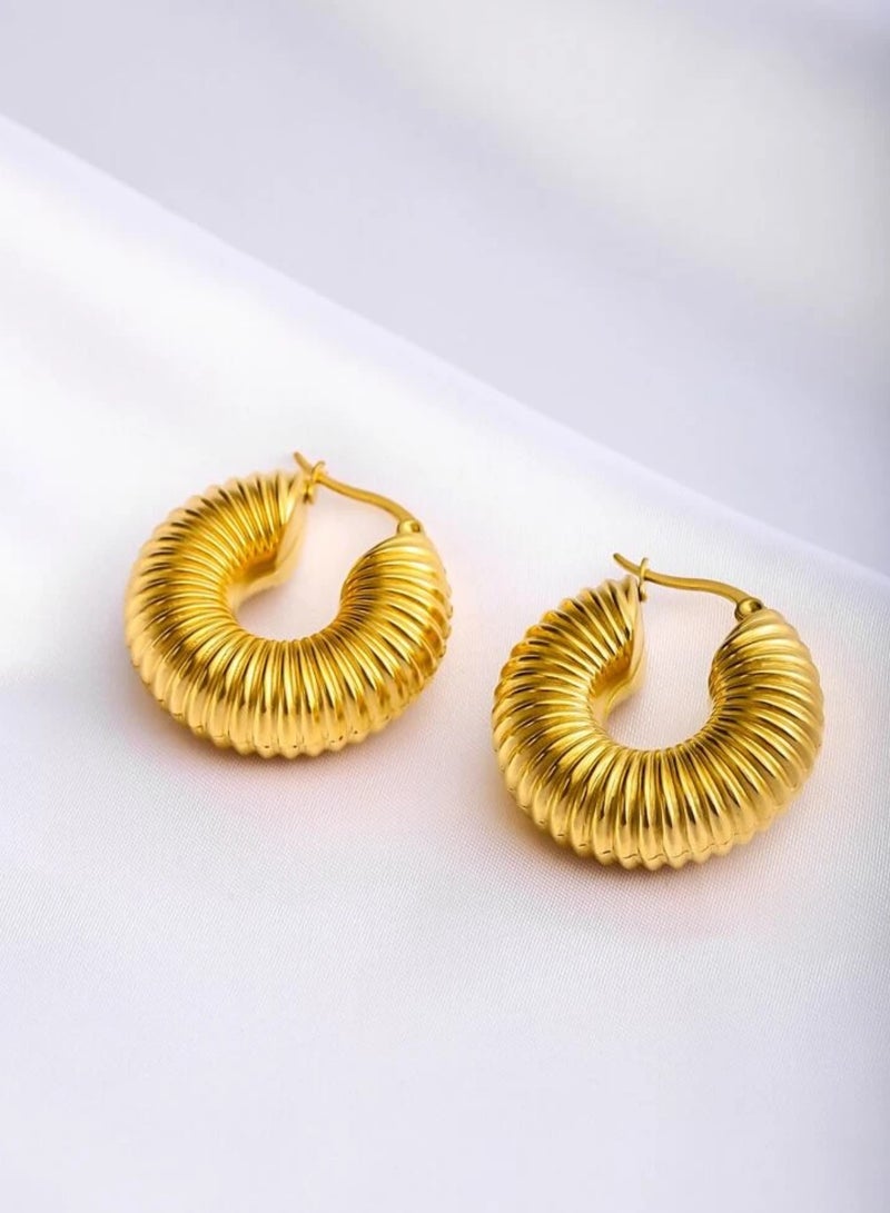 إيكوال حلق اذن نسائي دائري من الاستانلس ستيل أنيق وعالي الجودة باللون الذهبي - Image 2