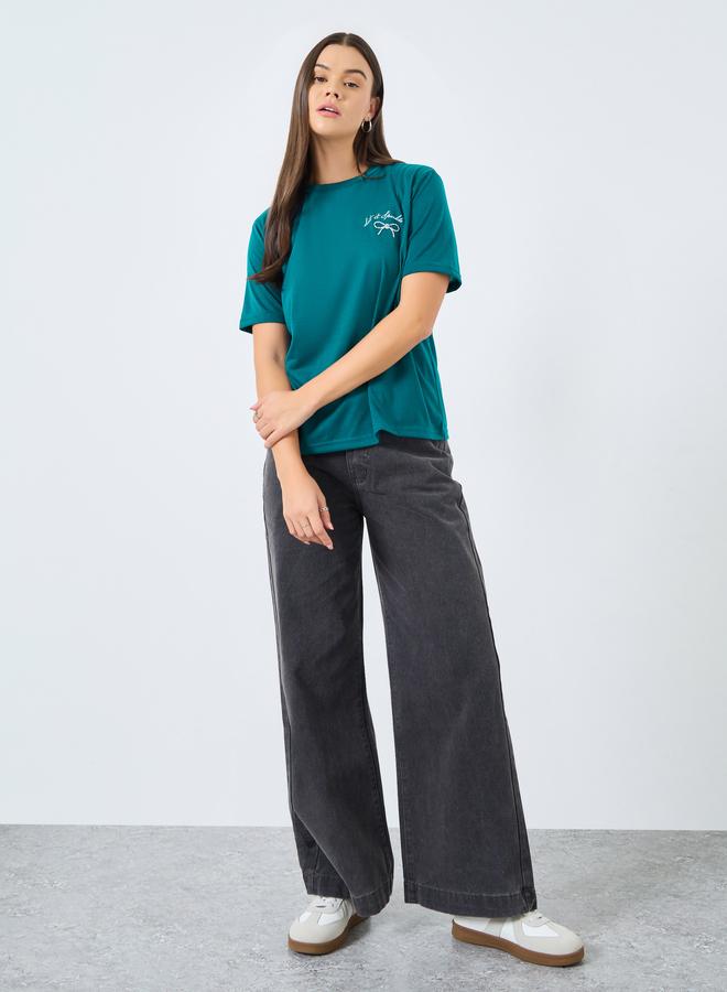 ستايلي تيشيرت بتفاصيل مُنمقة وطبعة كتابة - Image 2