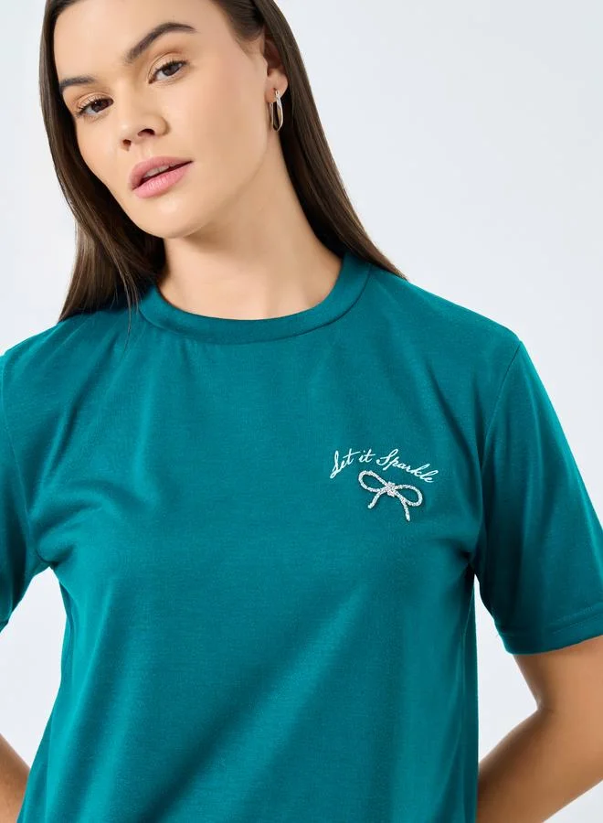 ستايلي تيشيرت بتفاصيل مُنمقة وطبعة كتابة