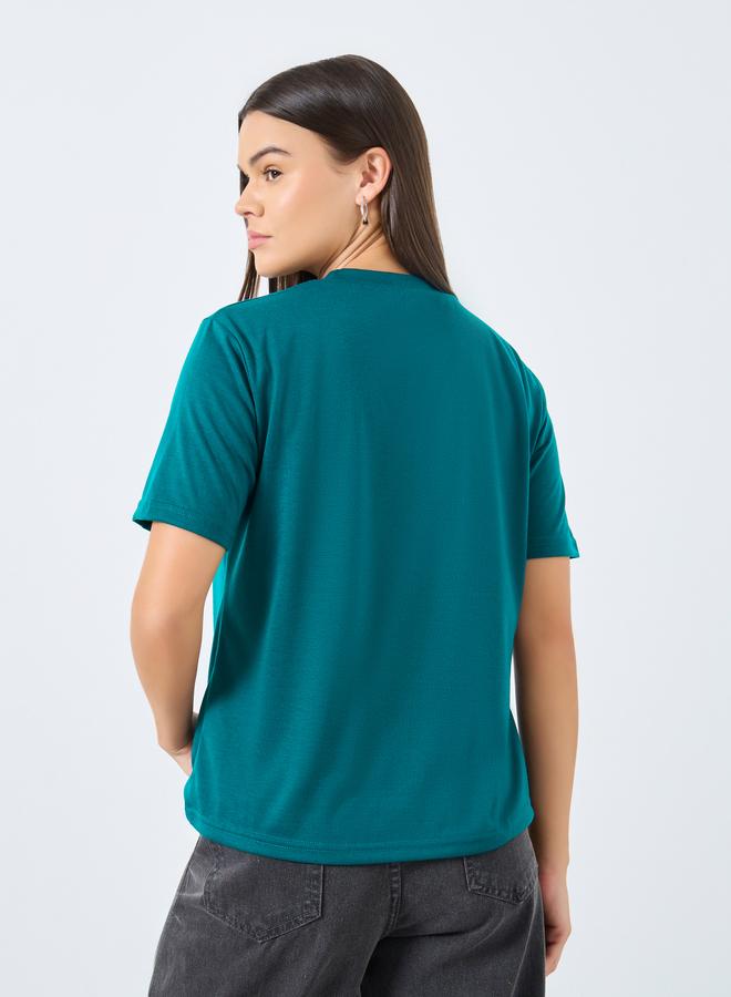 ستايلي تيشيرت بتفاصيل مُنمقة وطبعة كتابة - Image 4