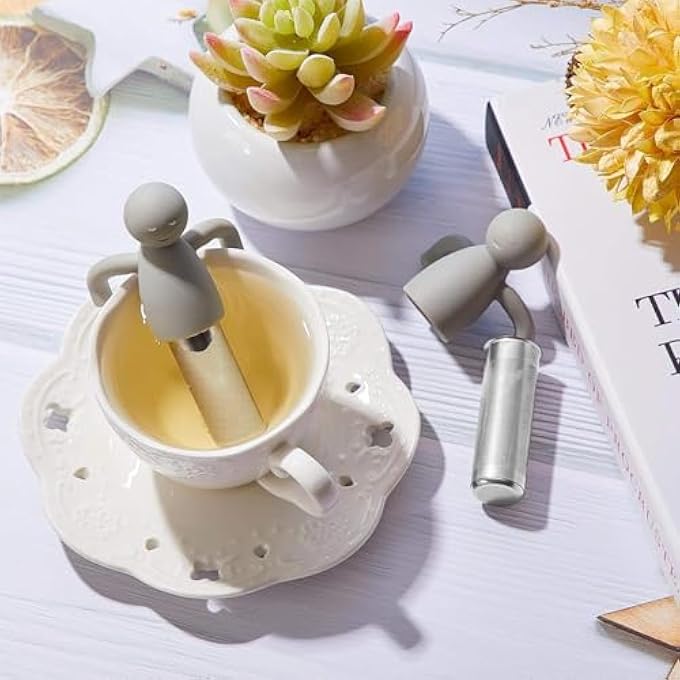 SWIUKPHE عبوة من قطعتين من مصفاة الشاي المصنوعة من الفولاذ المقاوم للصدأ مع كرة فلتر شبكية دقيقة لأوراق الشاي السائبة، مصفاة عالمية للأكواب وأباريق الشاي، لون رمادي - Image 4