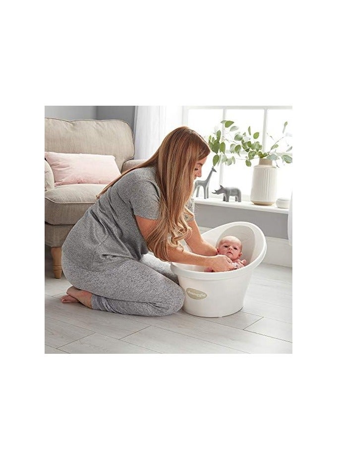 Shnuggle حمام الأطفال حديثي الولادة | دعم مدمج وظهر ناعم | مناسب من حديثي الولادة | دعم مقعد الحمام يشمل قابس (أبيض) - Image 4