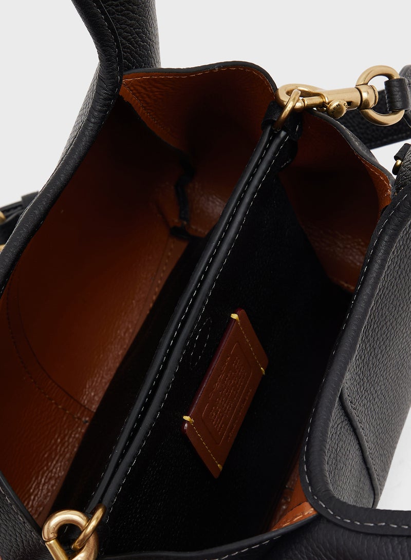 حقيبة كتف لانا  بجلد الحصى المصقول