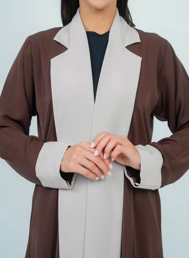 روزيت عباية عباية بتصميمها البني الدافئ مع تفاصيل البيج