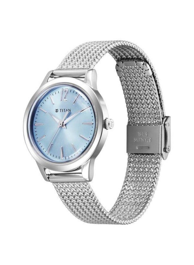 TITAN ساعة كواتز أنالوج زرقاء بقرص فضي وحزام معدني للنساء - 95287SM01 - Image 3