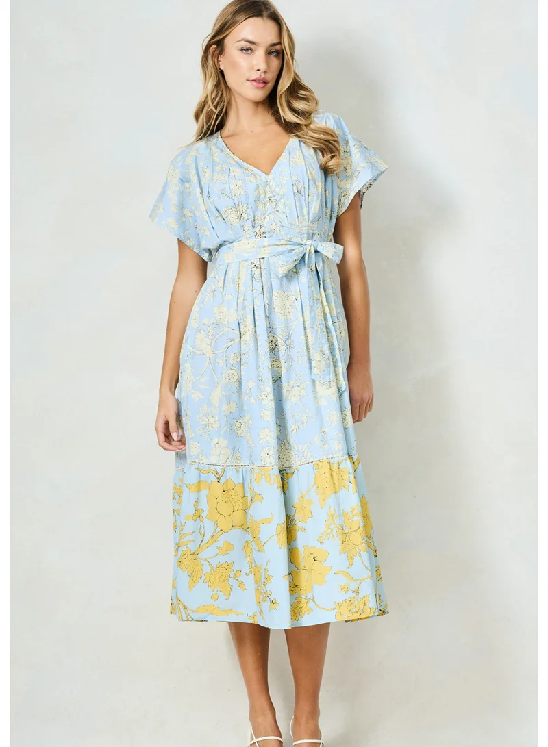 هوب اند ايفي فستان ميدي بياقة على شكل حرف  وطبعة مختلطة وحزام خصر