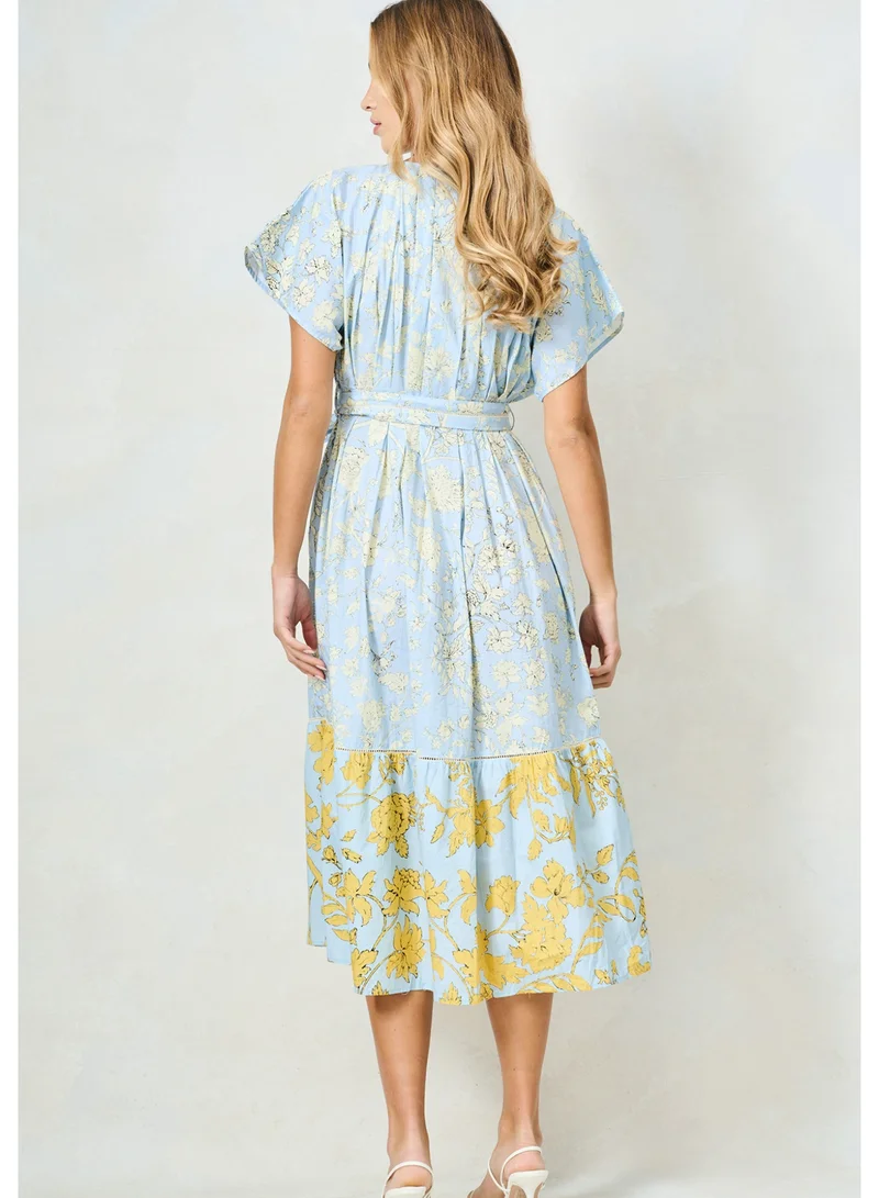 هوب اند ايفي فستان ميدي بياقة على شكل حرف  وطبعة مختلطة وحزام خصر