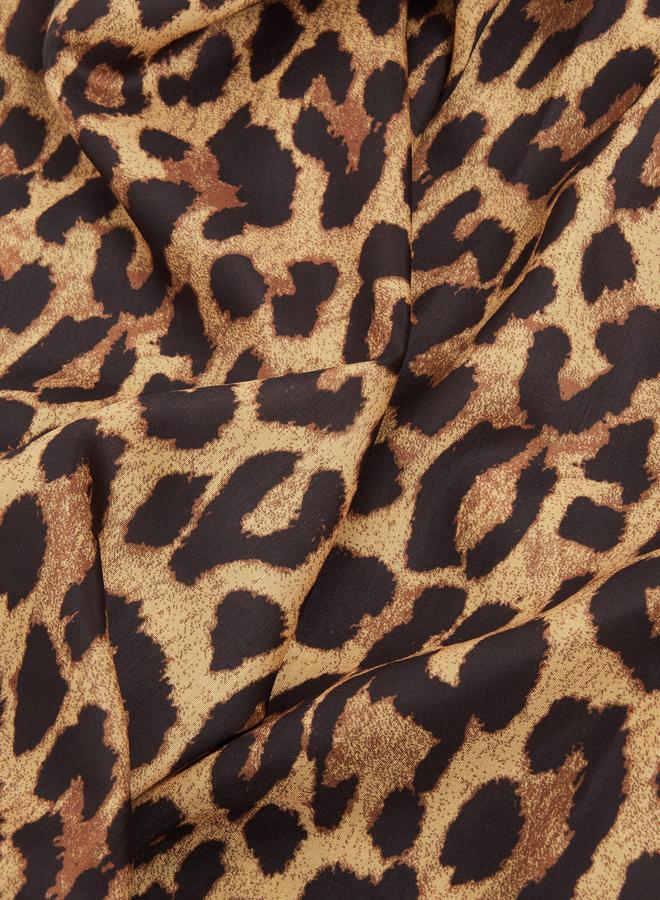 وشاح مربع بطبعة جلد الفهد