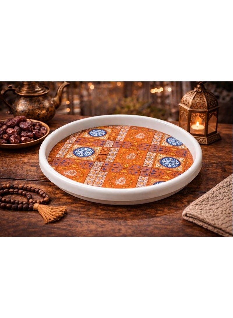 صينية تقديم دائرية بنقوش فسيفساء إسلامية هندسية - لون برتقالي وأزرق، حواف مرتفعة للقهوة والتمور - Image 3