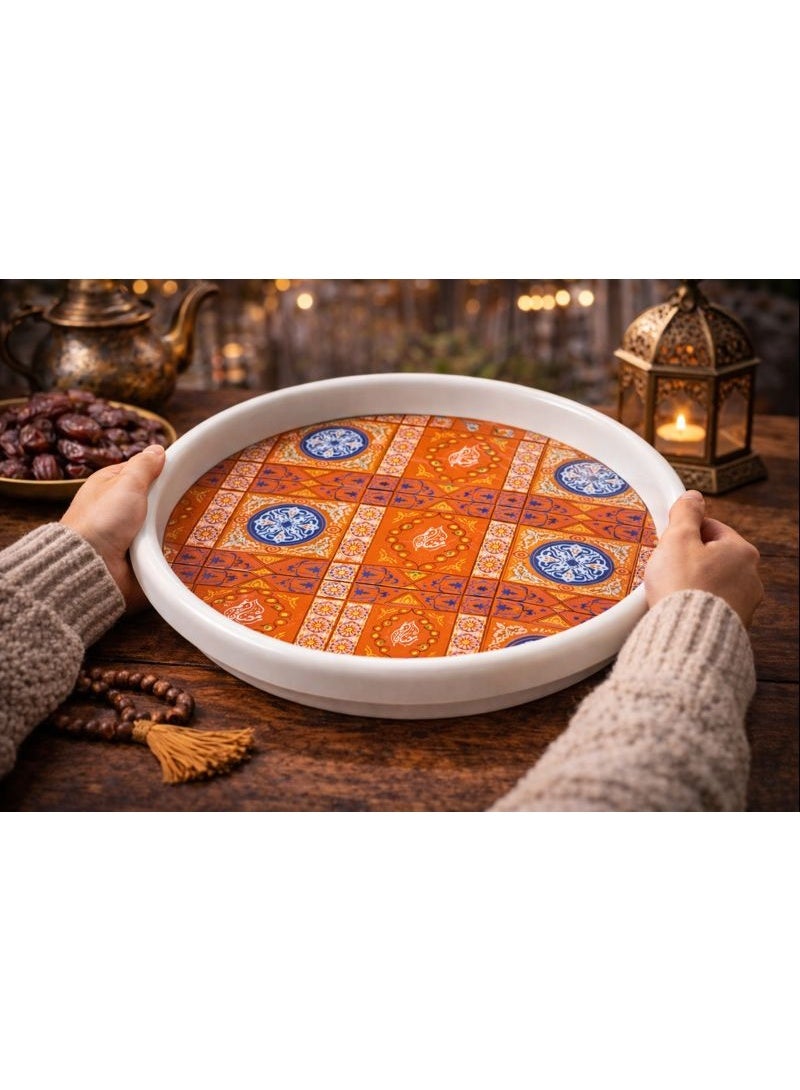 صينية تقديم دائرية بنقوش فسيفساء إسلامية هندسية - لون برتقالي وأزرق، حواف مرتفعة للقهوة والتمور - Image 5