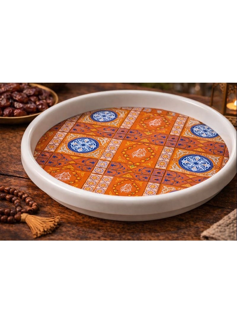 صينية تقديم دائرية بنقوش فسيفساء إسلامية هندسية - لون برتقالي وأزرق، حواف مرتفعة للقهوة والتمور - Image 4