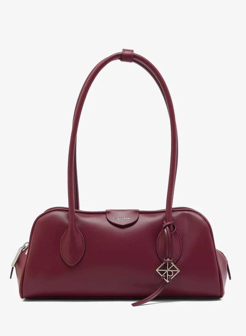 كالفن كلاين حقيبة كتف بثلاثة جيوب