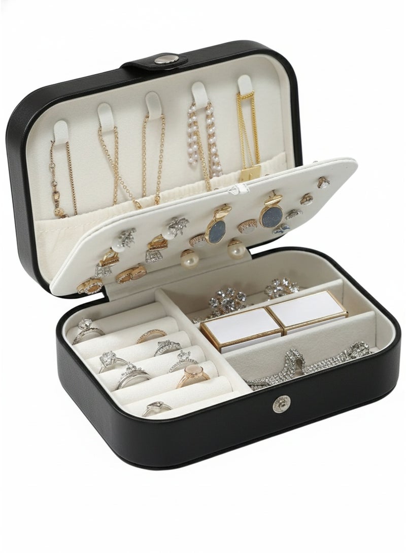 تانجبلب علبة مجوهرات سفر من الجلد الصناعي PU للنساء والبنات، منظم مجوهرات محمول بتصميم طبقتين مع فواصل قابلة للتعديل لترتيب الخواتم والأقراط والقلادات والأساور، صندوق تخزين مضاد للخدش ببطانة مخملية وخطافات للقلادات وجيب لحمايتها من التشابك، حجم صغير وخفيف مناسب للحقيبة والسفر والهدايا