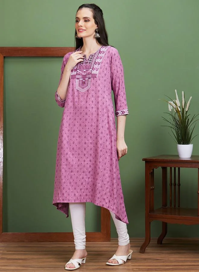 جلو باص كورتا بتفاصيل مُطرزة وياقة دائرية