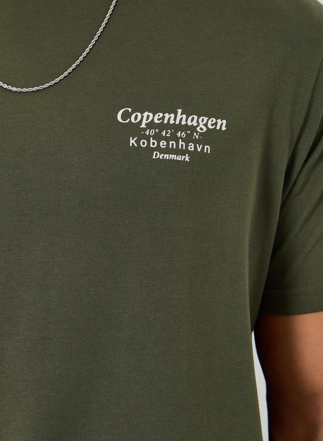 ستايلي تيشيرت بطبعة جرافيك وأكمام قصيرة - Image 4