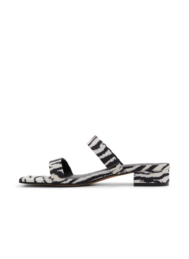 كول ات سبرنج Clarra Flat Sandals