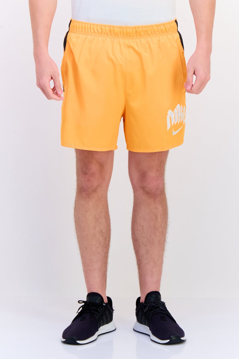 Nike شورتات خارجية للرجال بقصة قياسية، برتقالي - Image 1