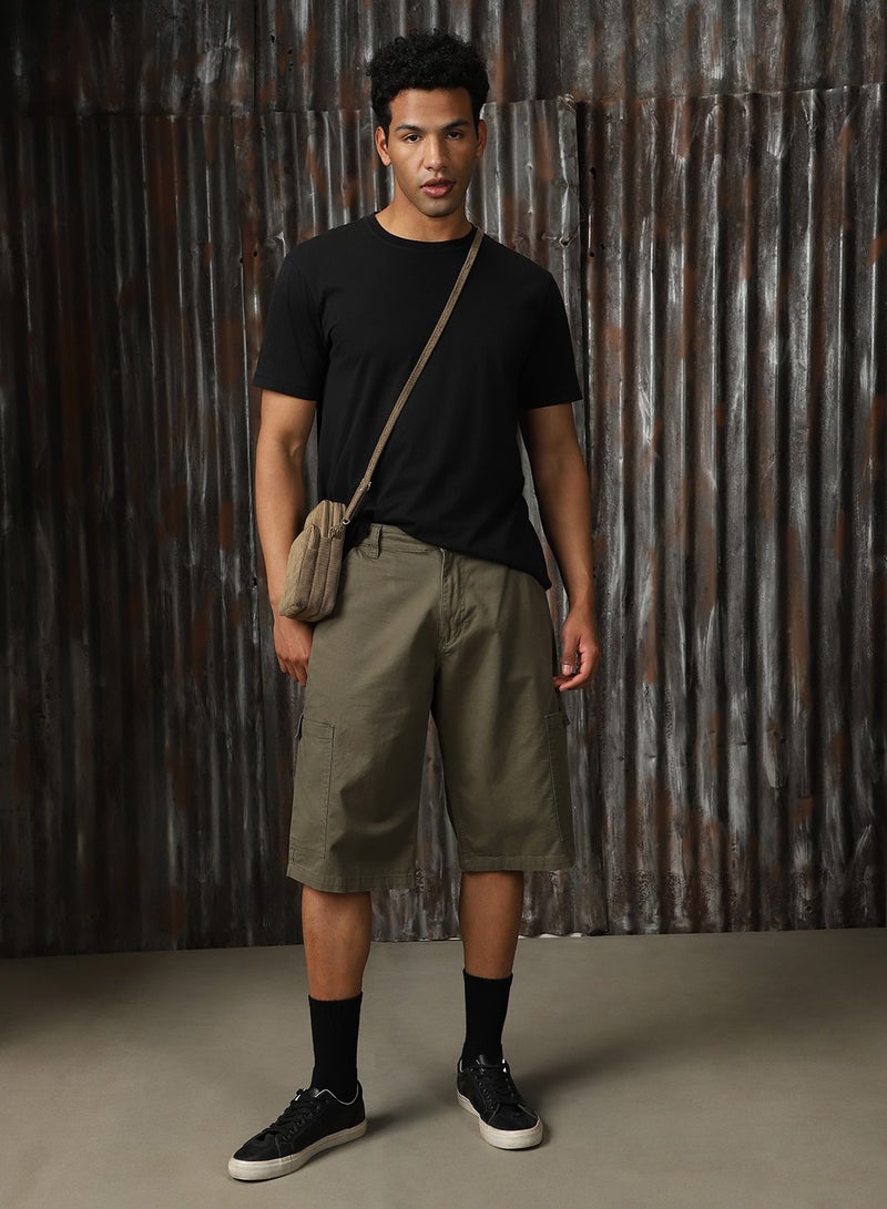 هاي ستار شورت رجالي بقصة ضيقة ولون زيتوني فاتح – عصري ومريح - Image 1