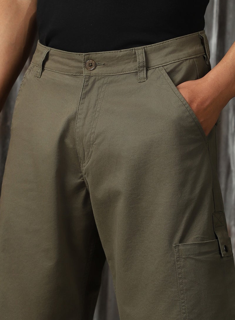 هاي ستار شورت رجالي بقصة ضيقة ولون زيتوني فاتح – عصري ومريح - Image 5