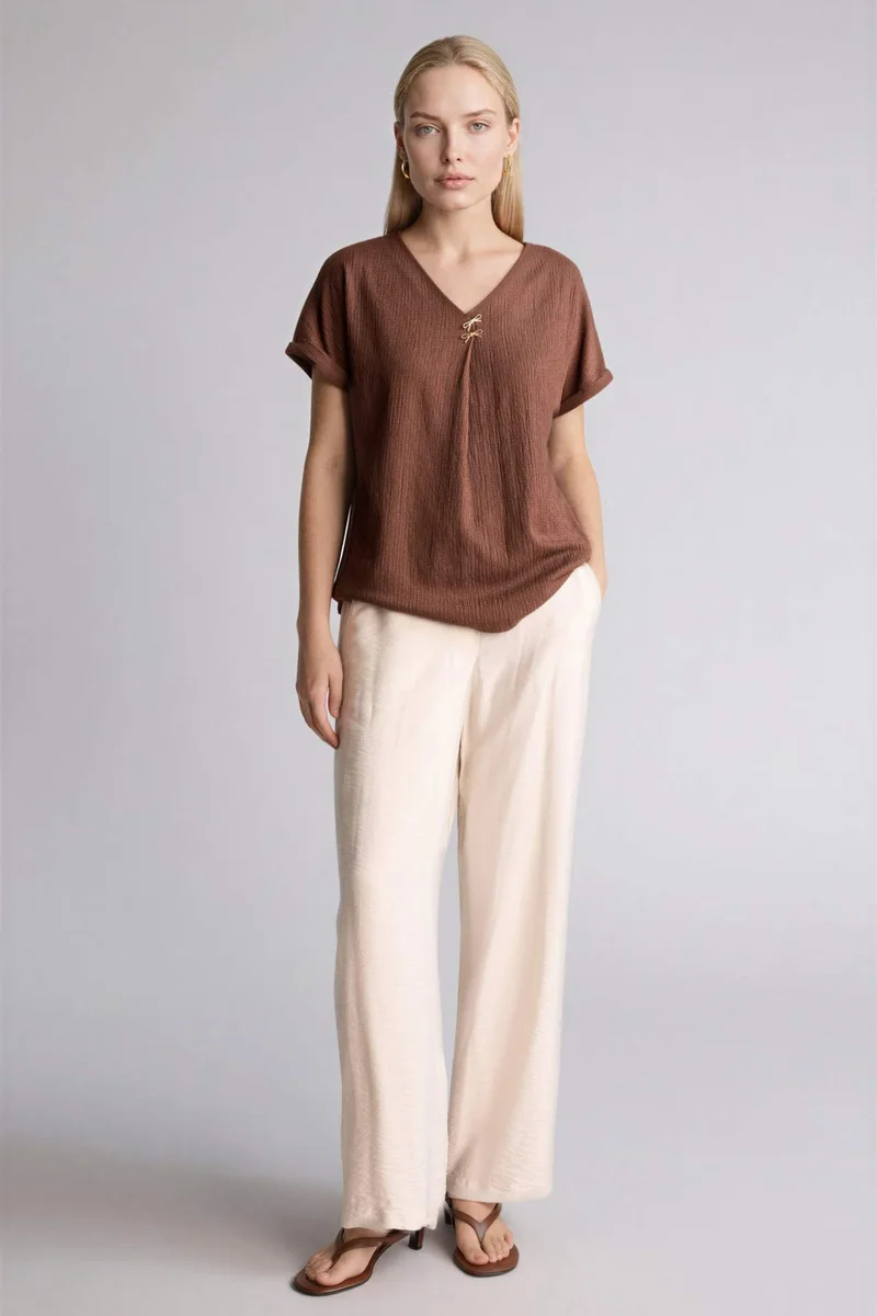 ديفاكتو Regular Fit V-Neck Crepe Short Sleeve T-Shirt