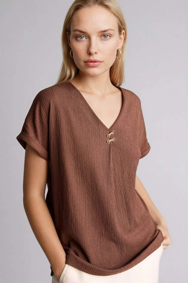 ديفاكتو Regular Fit V-Neck Crepe Short Sleeve T-Shirt