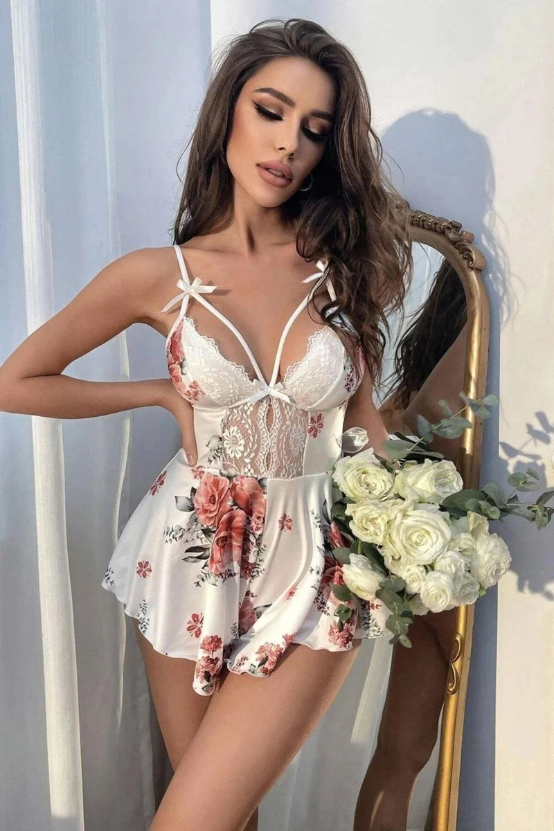 بيلا نوتي روب نوم أبيض بنقوش زهور رومانسية