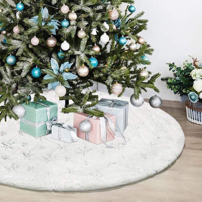 CHRISTMAS TREE SKIRT 48 INCHES LARGE WHITESILVER LUXURY FAUX FUR TREE SKIRT WITH SNOWFLAKES SUPER SOFT THICK PLUSH TREE SKIRT FOR XMAS TREE DECORATION SILVER 48INCH122CM