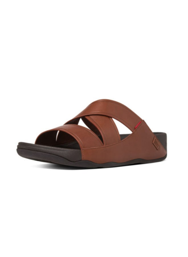 FitFlop 049-7 صندل رجالي من Fitflop CHI SLIDE B08-277 أسمر ضارب للصفرة  - Image 1