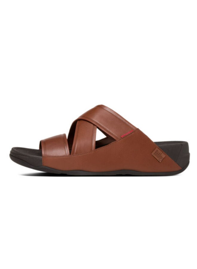 FitFlop 049-7 صندل رجالي من Fitflop CHI SLIDE B08-277 أسمر ضارب للصفرة  - Image 2