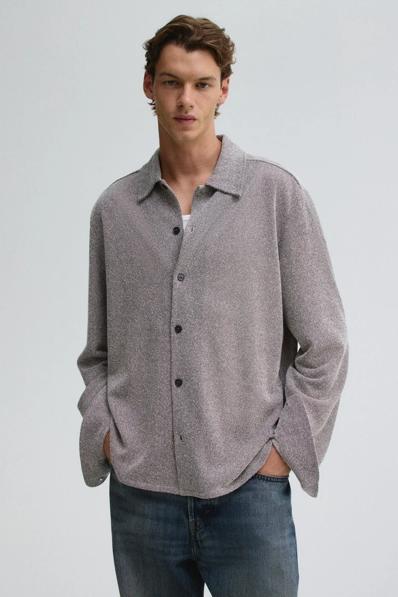 اتش اند ام قميص بنقشة بارزة بقصّة عادية