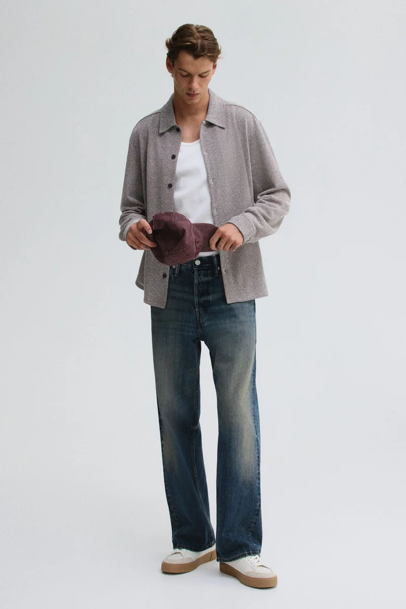 اتش اند ام قميص بنقشة بارزة بقصّة عادية