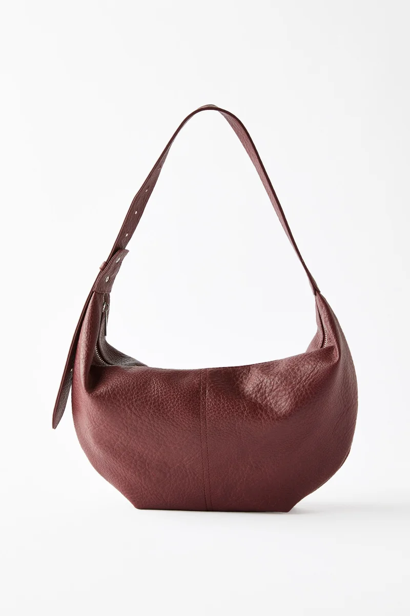 روبي حقيبة جرايسي تحت الإبط