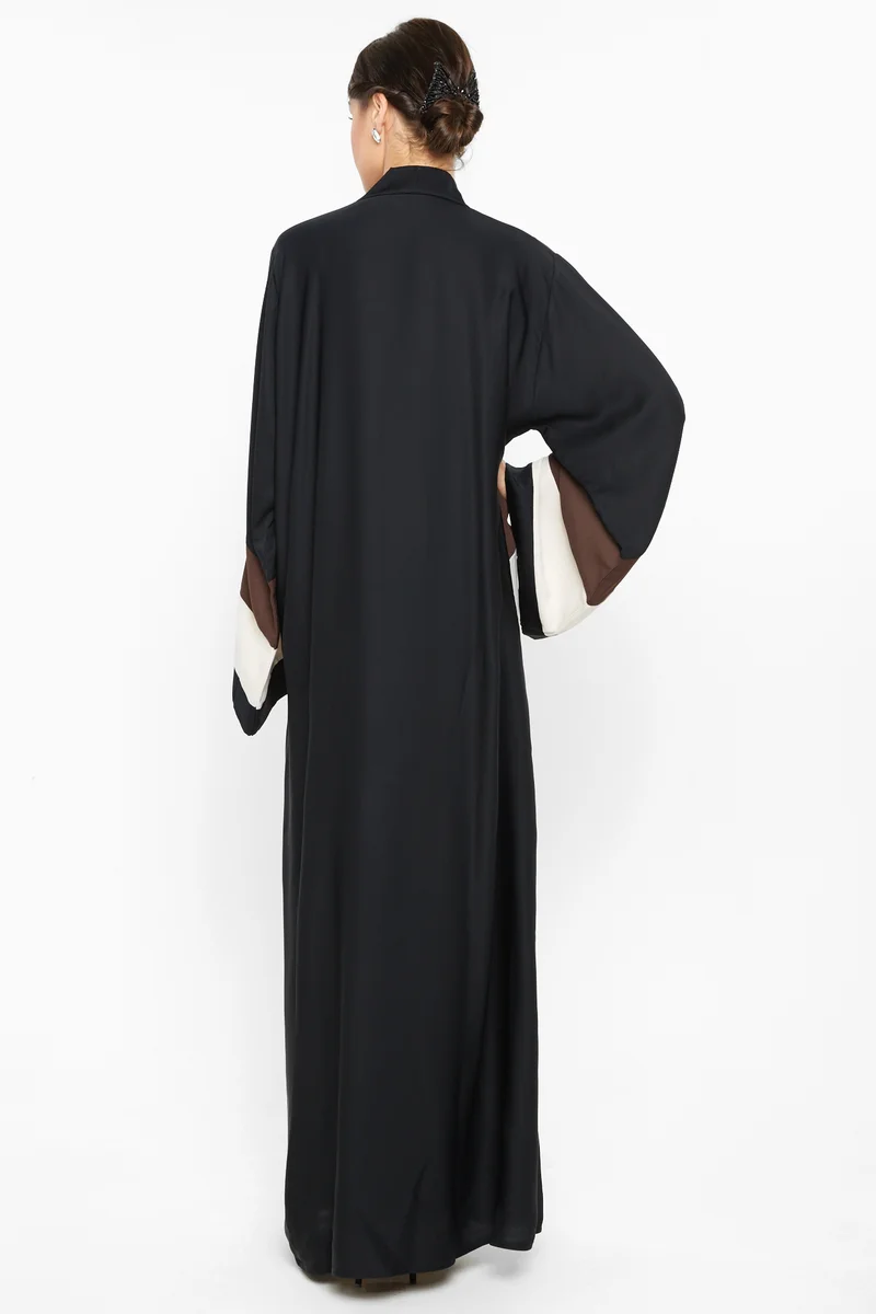 النخبة A casual abaya in tri-colors with cross-cut detail -AJ553A