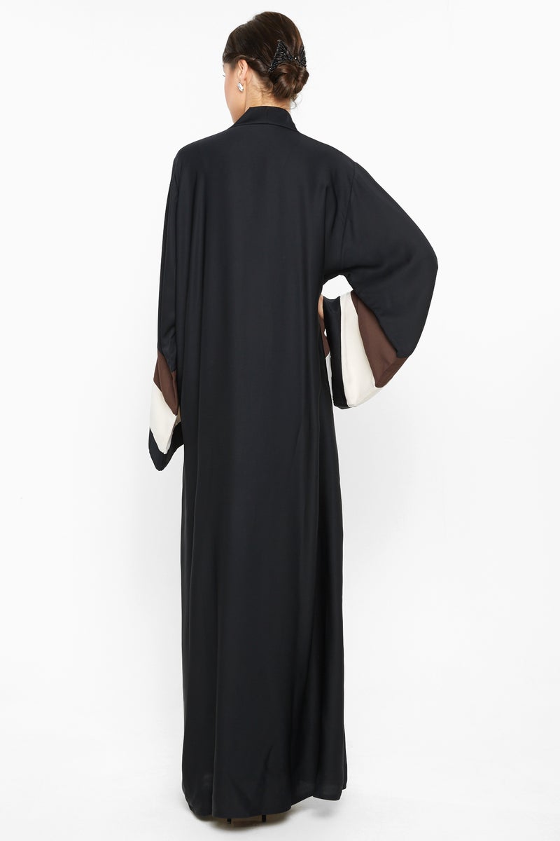 NUKHBAA A casual abaya in tri-colors with cross-cut detail -AJ553A - Image 3