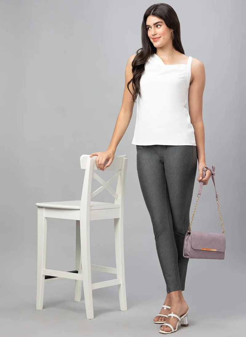 جلو باص بنطلون ضيق نسائي بلون رمادي سادة