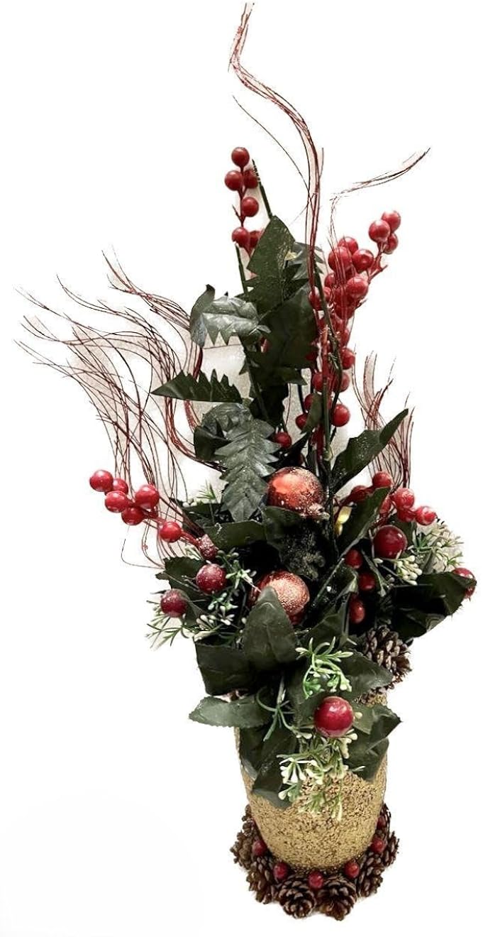 تنسيقات أعياد الميلاد الاصطناعية مع التوت الأحمر، وأقماع الصنوبر، وأوراق الهولي الخضراء، وقطعة مركزية لعطلة الشتاء بقاعدة ذهبية