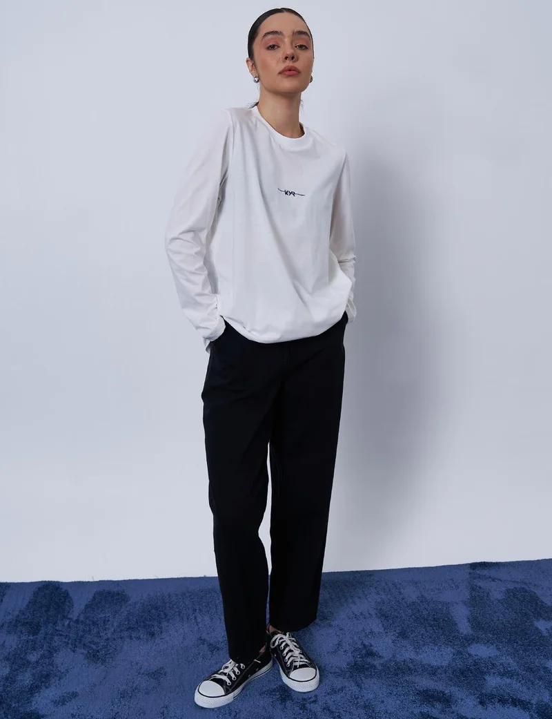 كايرا سويت شيرت مطرز بشعار أبيض بصري