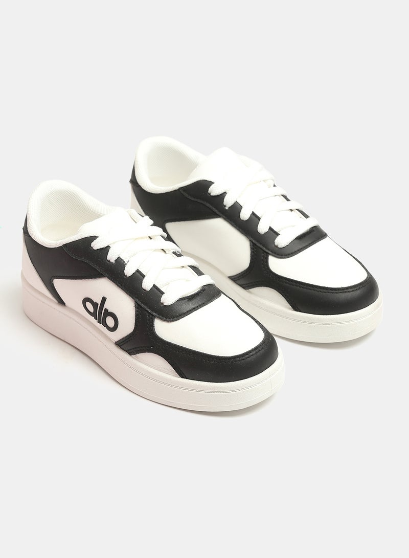 Modern sneakers with a slim, comfortable sole - Image 1