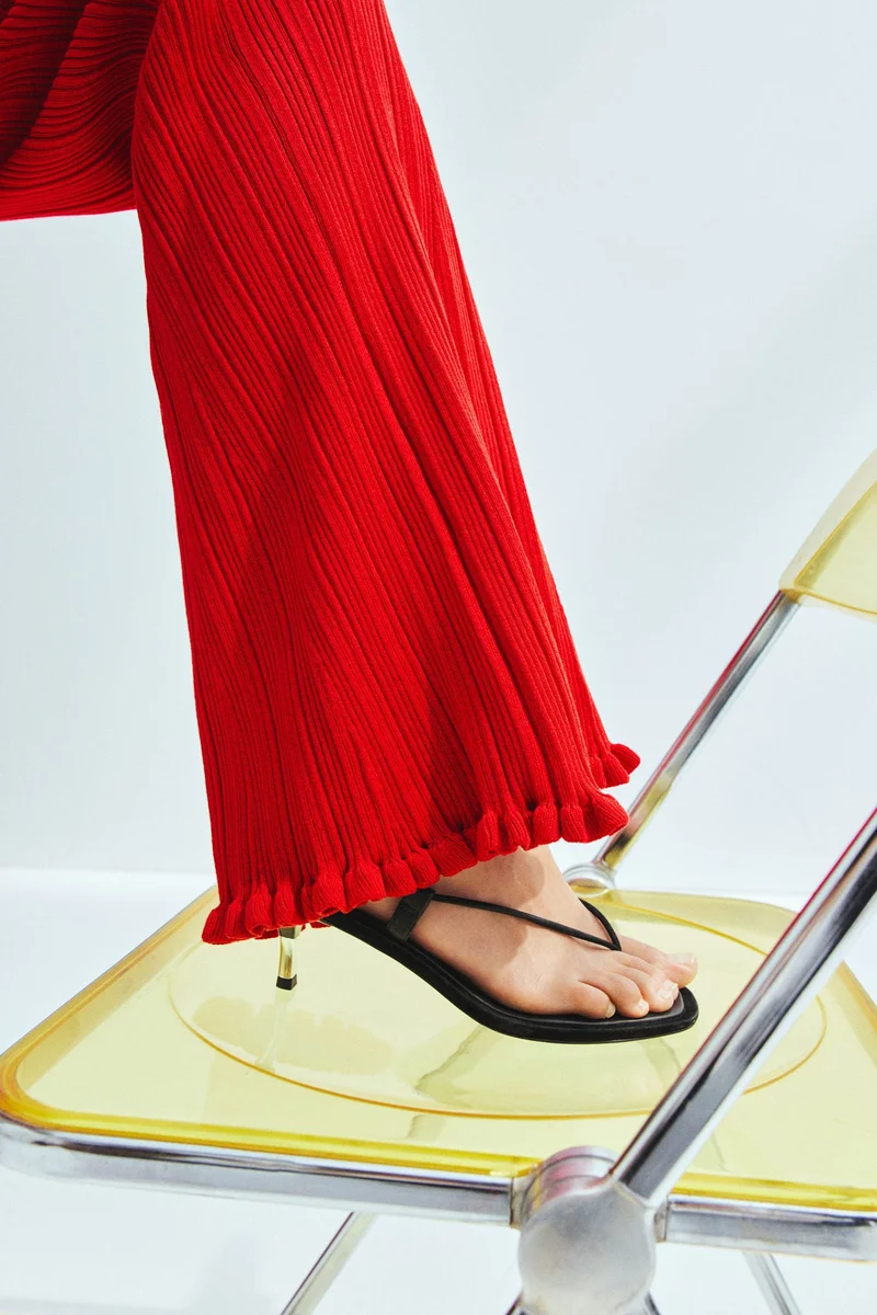 اتش اند ام بنطلون محبوك من نسيج مرن بحافة واسعة