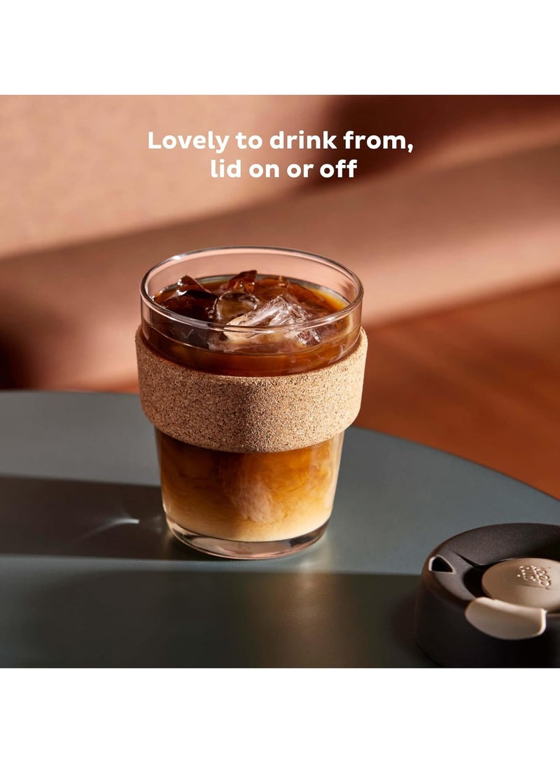 عام كوب قهوة زجاجي مقاوم للصدمات قابل لإعادة الاستخدام | كوب سفر مع غطاء مانع للتنقيط، حزام فلين للتحضير، خفيف الوزن، خالي من مادة BPA | متوسط الحجم | 12 أوقية. - Image 2