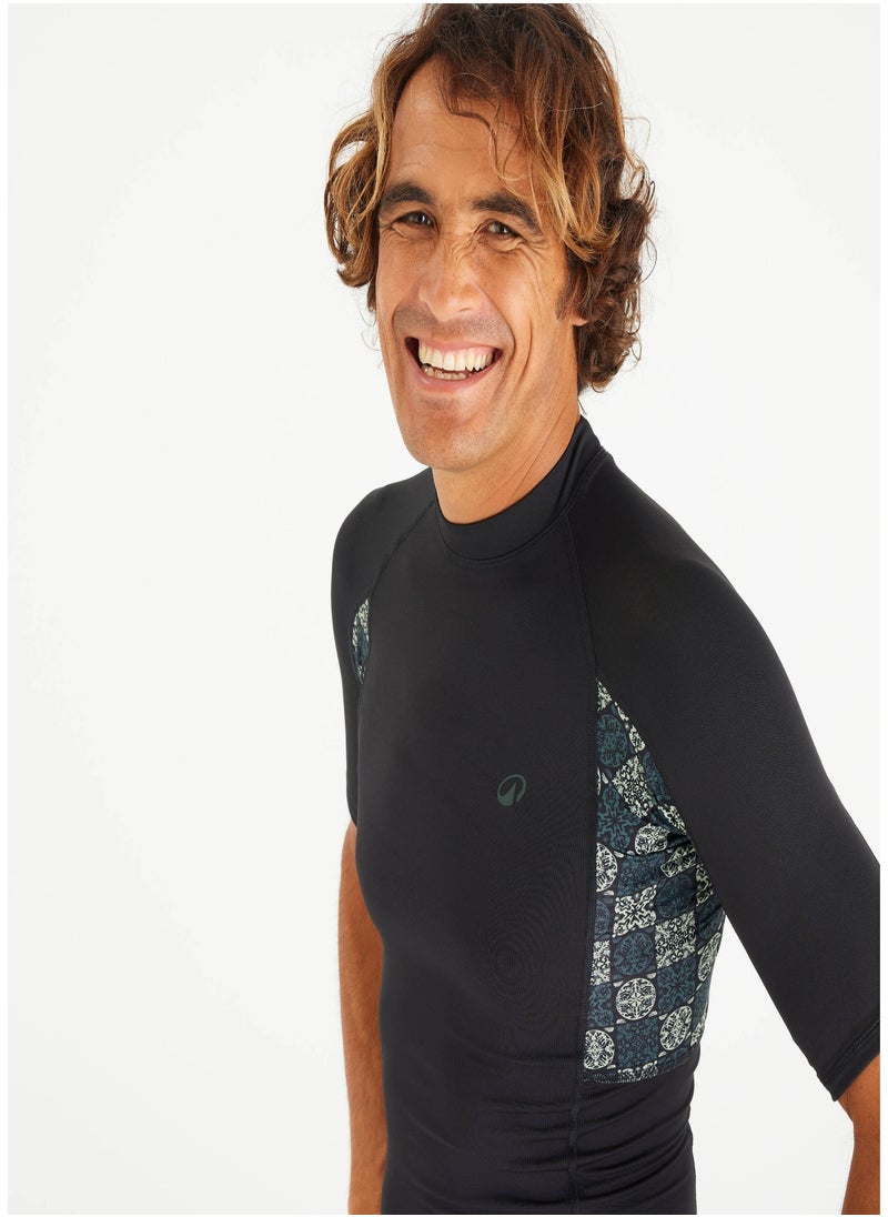 OLAIAN OLAIAN by DECATHLON, Men’s UPF50+ short-sleeved surf top - smoked black with chequered pattern  - Image 2