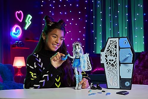 MONSTER HIGH دمية ومجموعة ملحقات سلسلة أسرار سكولتيمايت المخيفة، فرانكي شتاين مع خزانة ملابس و19+ مفاجأة - Image 5