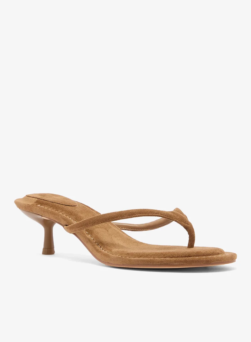 ترافل من نمشي صنادل بكعب قطة وسير رفيع من جلد الغزال