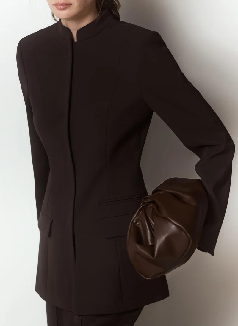 ليتشي سترة ضيقة بصف أزرار واحد مع سحاب مخفي